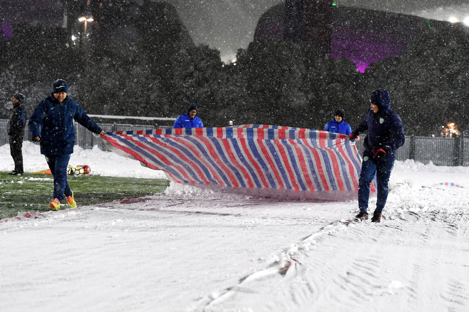 U23 Uzbekistan hào hứng tập dưới tuyết, Việt Nam rèn quân trong nhà